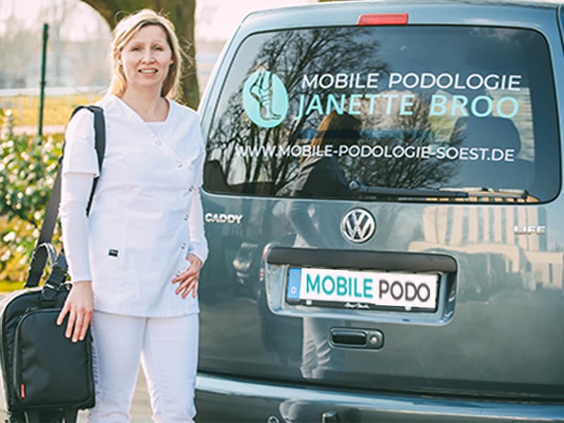 Janette Broo mit dem Fahrzeug der mobilen Praxis